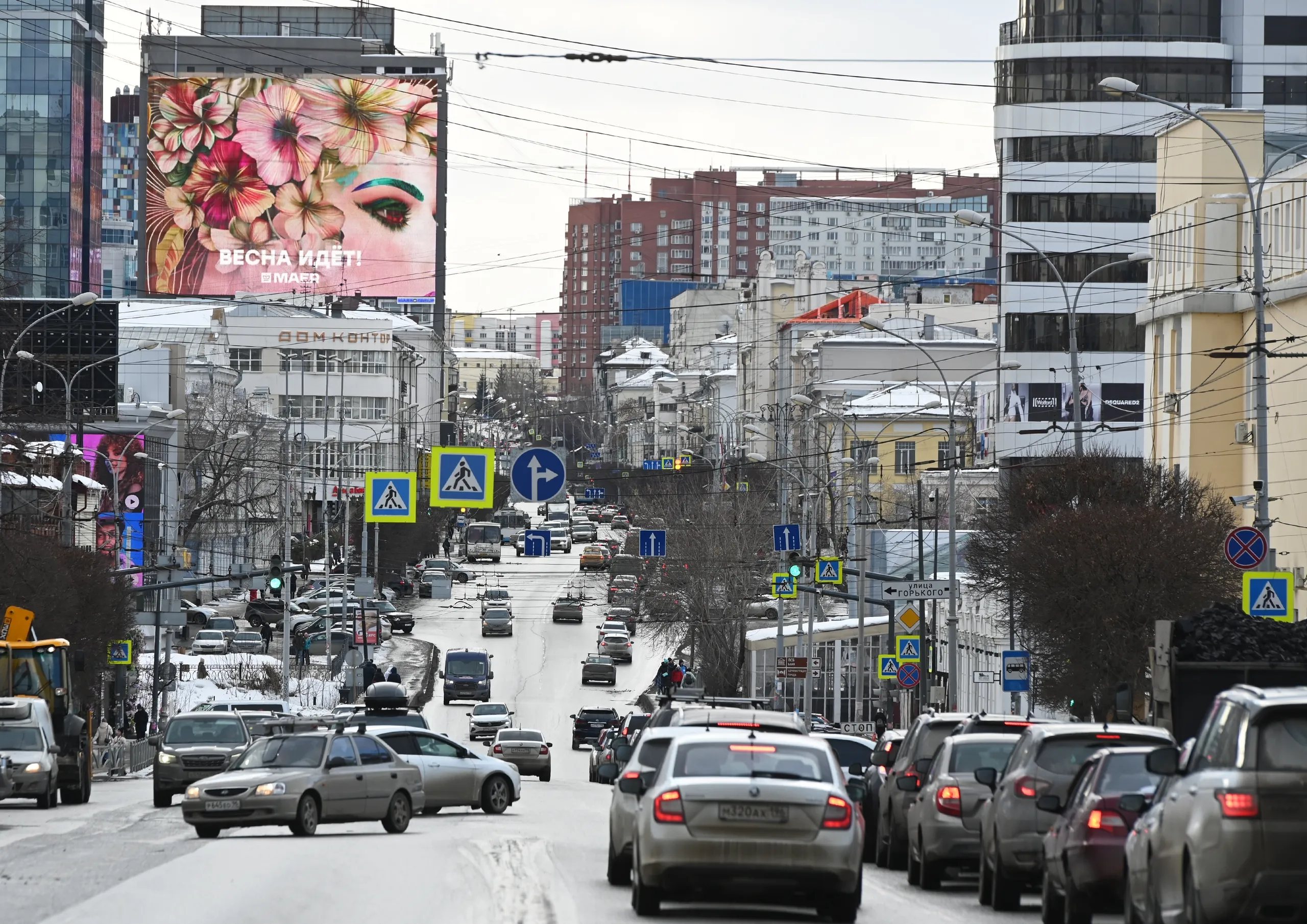 Цифровой билборд MAER с весенней рекламой над городской улицей