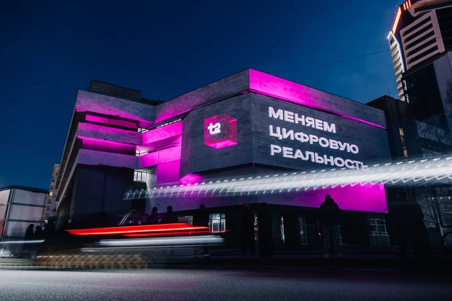 Яркая цветочная графика на экране фасада ночью