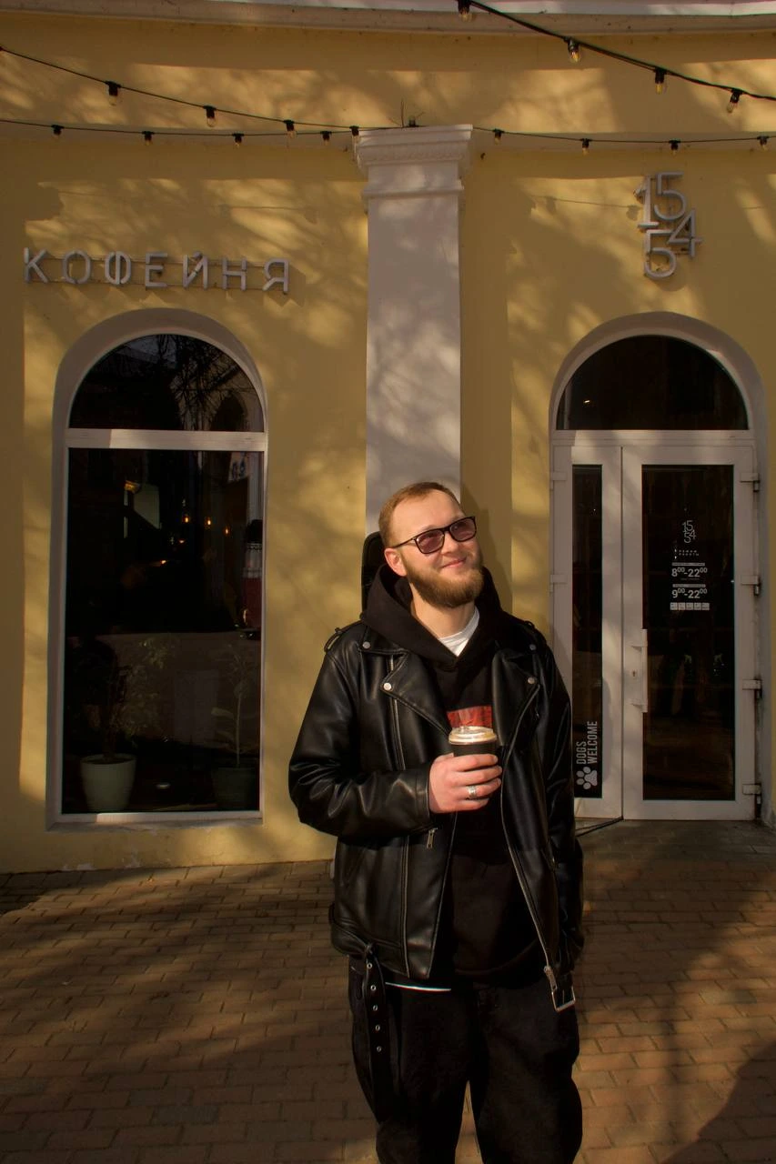 Гость SHUM стоит у входа на встречу Morning Coffee Club