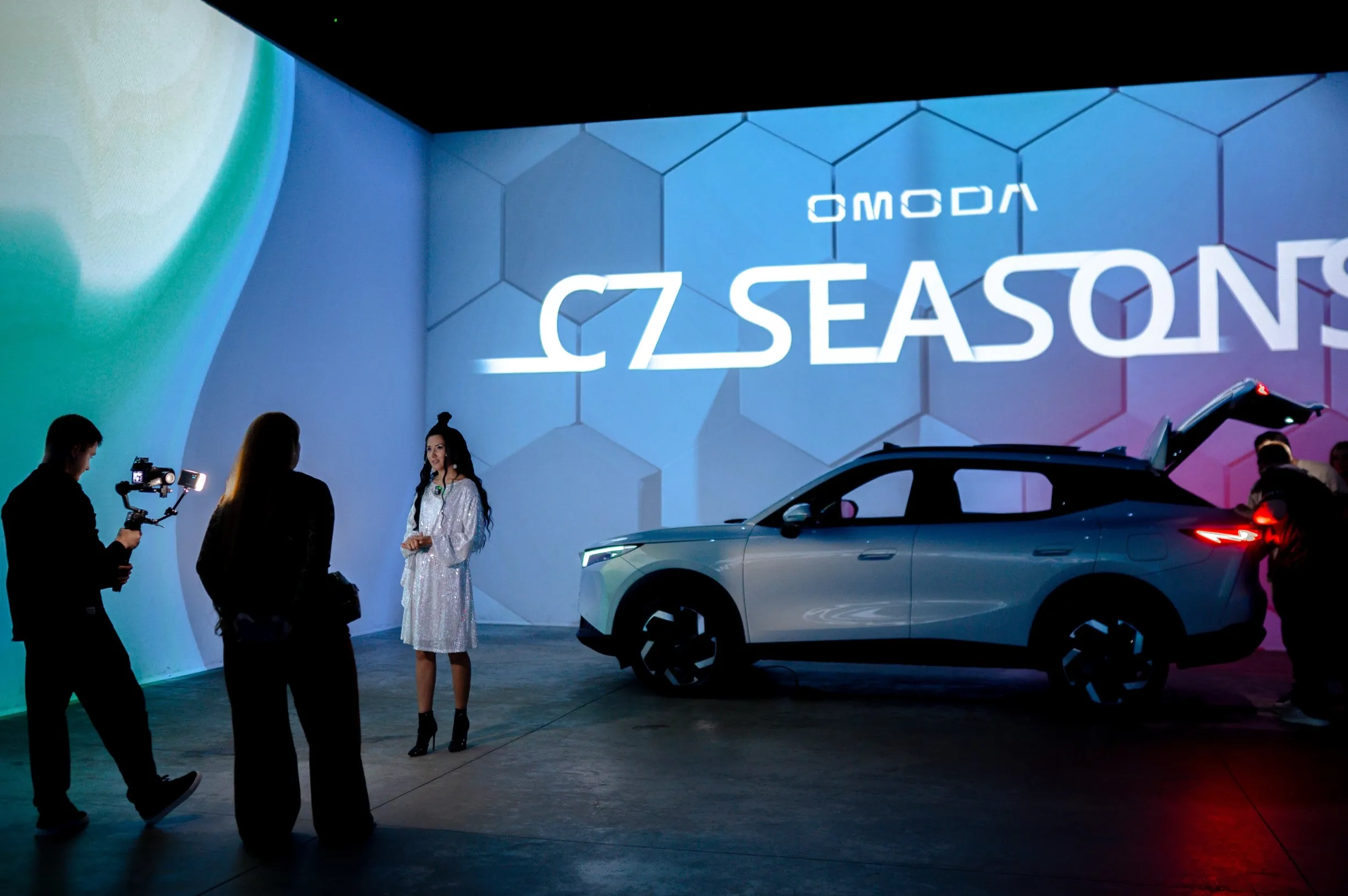 Автомобиль OMODA C7 на презентационной площадке с надписью SEASONS