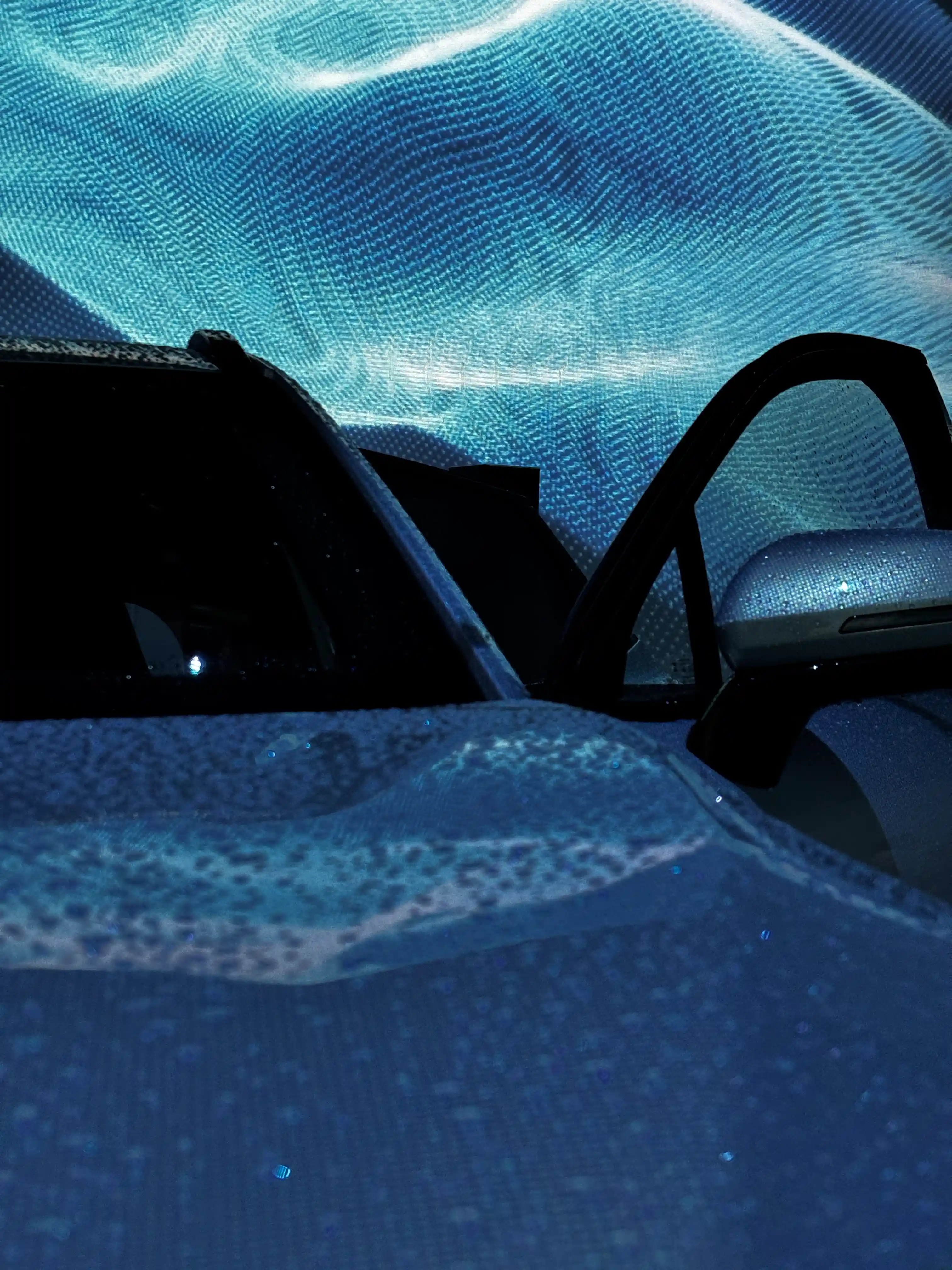 Крупный план автомобиля OMODA C7 на фоне цифровой проекции