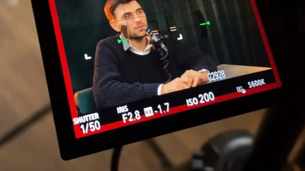 Александр Жиганов на мониторе камеры во время записи подкаста IQTalk