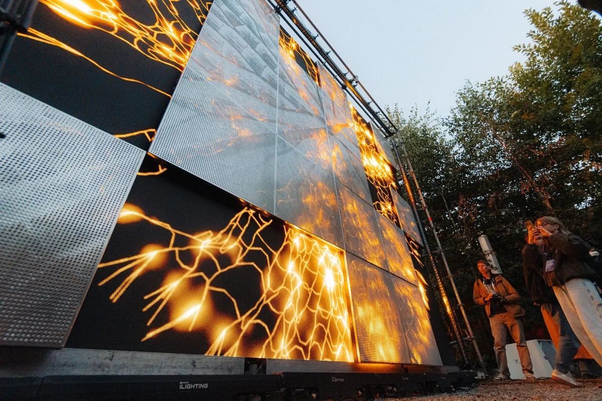 Световая инсталляция «Побег» из алюминиевых кассет и LED-экрана